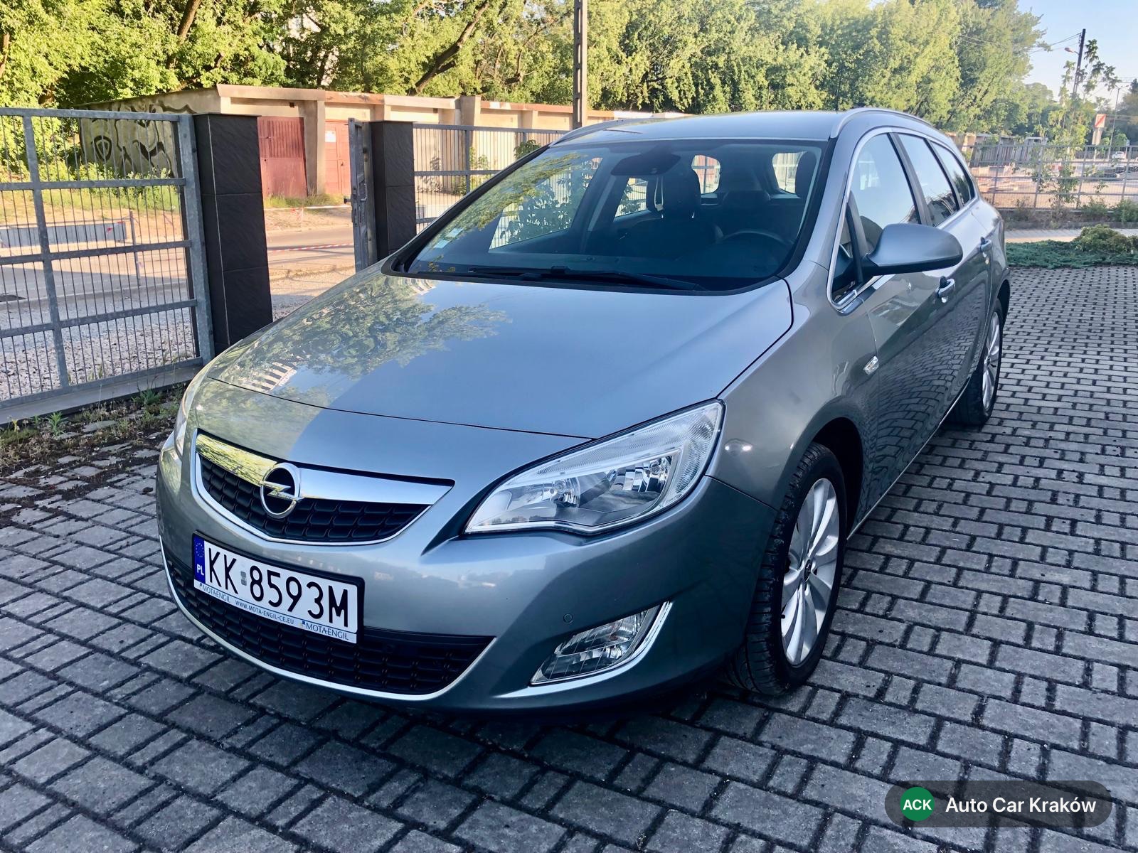 Opel Astra J 2012, czarny hatchback